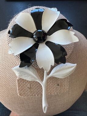 VTG 1960s Flower Power Black & White Enamel Flower Brooch Mod Statement Pin